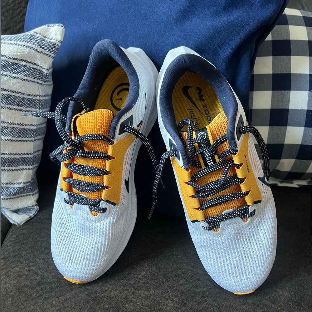 Nike Pegasus WVU Mountaineer Shoes - Picture 3 of 10